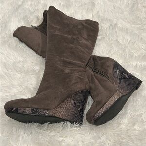 Grey wedge suede boots